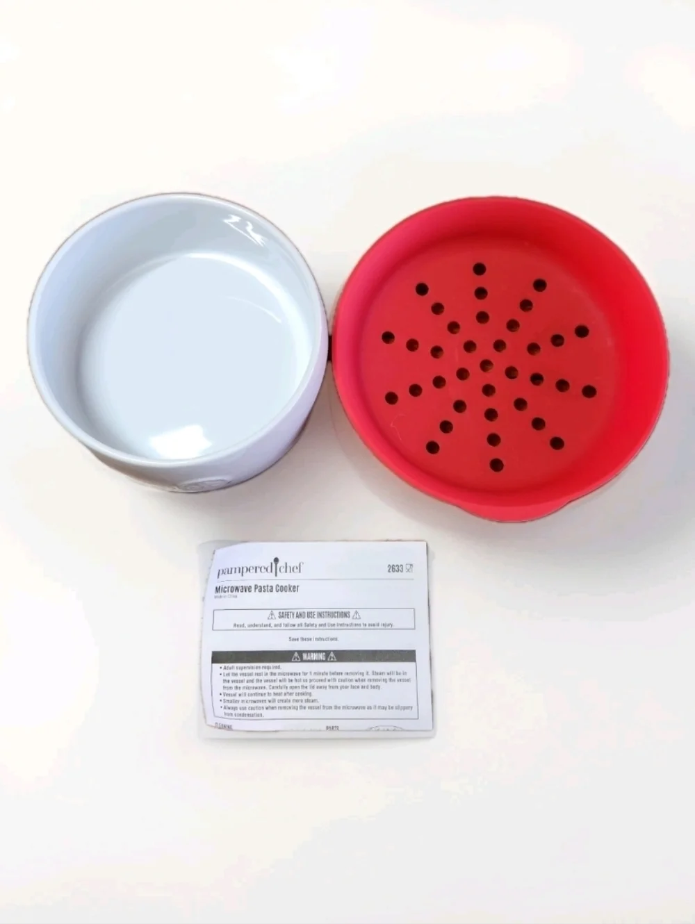 Pampered Chef Microwave Pasta Cooker #2633 Red White + Strainer Lid EUC